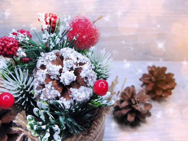 クリスマスの背景とモミの枝で装飾花輪古い木製ボード上のライト — ストック写真