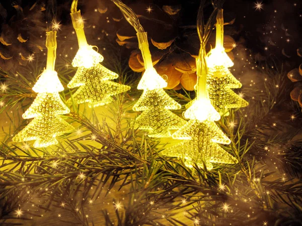 Weihnachten Hintergrund Und Girlanden Lichter Mit Tannenzweigen Zapfen Auf Holzbrett — Stockfoto