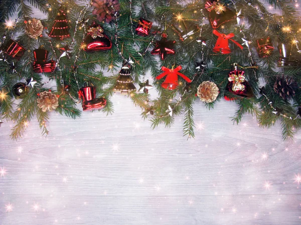 圣诞节背景和装饰与冷杉分支花环灯在老木板 — 图库照片