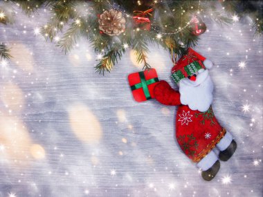 Noel arka plan Noel dekorasyonu çam dalları ile eski ahşap tahta ışıkları çelenk 