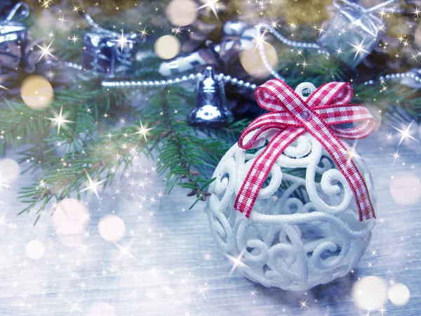Kerstdecoratie Voor Achtergrond Bal Met Spar Takken Garland Lampjes Oude — Stockfoto