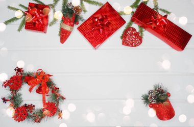 Noel arka plan ve dekorasyon ile çam dalları hediye kutuları beyaz ahşap tahta üzerinde