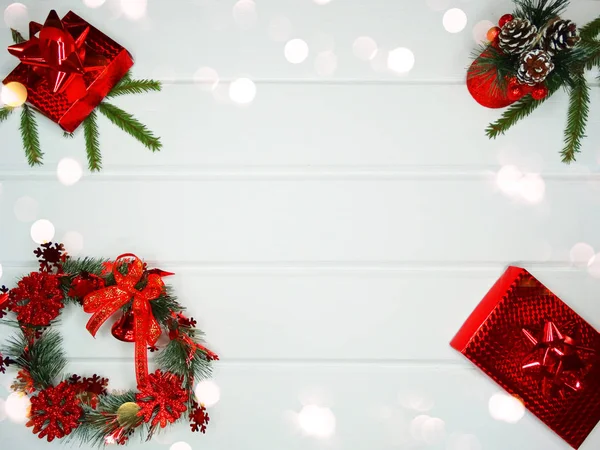 Weihnachten Hintergrund Und Dekoration Mit Tannenzweigen Geschenkboxen Auf Weißem Holzbrett — Stockfoto