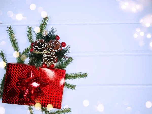 Vánoční Pozadí Dekorace Jedle Větví Dárkové Krabice Dřevěné Desce Bílé — Stock fotografie