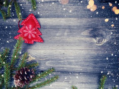 Noel arka plan ve köknar dalı bezemeli ışıkları eski ahşap tahta üzerinde çelenk 