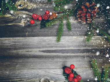 Noel arka plan ve eski ahşap tahta üzerinde çam dalları ile dekorasyon 
