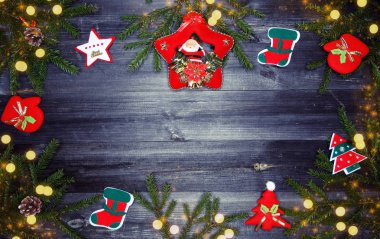 Noel arka plan ve köknar dalı bezemeli eski ahşap tahta kopya alanı ışıkları garland kar