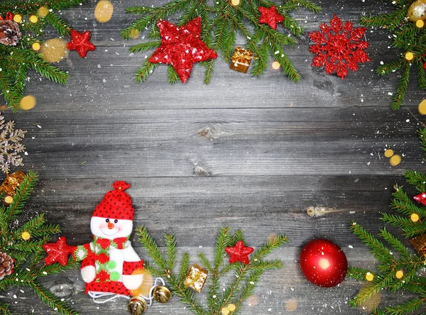 Karácsonyi Háttér Hóember Dekoráció Fenyő Ágak Garland Fények Régi Tábla — Stock Fotó