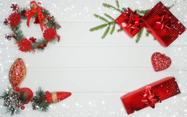 Noel arka plan ve dekorasyon ile çam dalları hediye kutuları beyaz ahşap tahta üzerinde