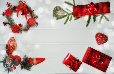 Noel arka plan ve dekorasyon ile çam dalları hediye kutuları beyaz ahşap tahta üzerinde