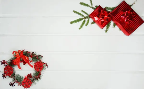 Weihnachten Hintergrund Und Dekoration Mit Tannenzweigen Geschenkboxen Auf Weißem Holzbrett — Stockfoto