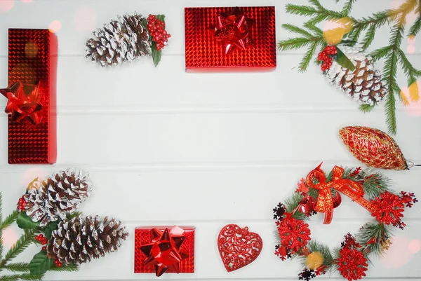 Weihnachten Hintergrund Und Dekoration Mit Tannenzweigen Geschenkboxen Auf Weißem Holzbrett — Stockfoto