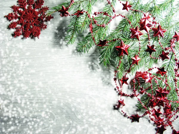 圣诞节背景和装饰与冷杉分支花环灯在老木板 — 图库照片