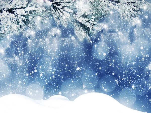 Zimní Vánoční Pozadí Sněhem Jedle Větve Kornouty Zmrazené Bobule — Stock fotografie