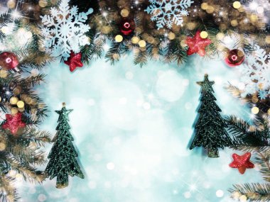 garland ışıklar ve dekorasyon çam dalları çerçeve Noel arka plan