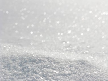 Beyaz arka plan renkli Noel ışık garland kar bulanık