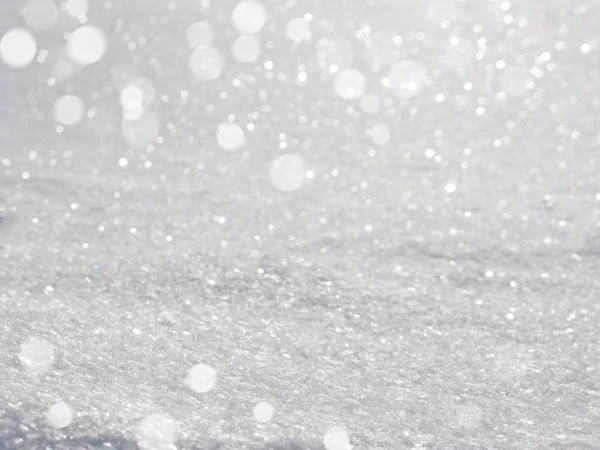 カラフルな抽象的な白い背景ぼやけてクリスマス ライト花輪雪 — ストック写真