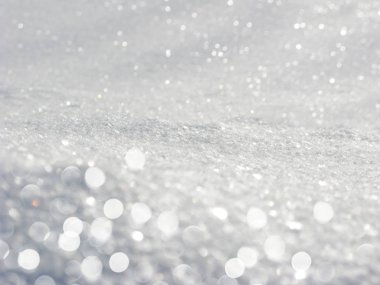 Beyaz arka plan renkli Noel ışık garland kar bulanık