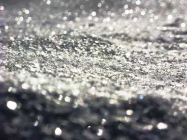 Beyaz arka plan renkli Noel ışık garland kar bulanık