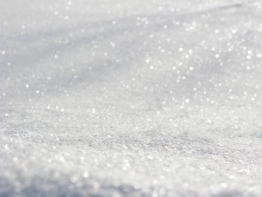 Beyaz arka plan renkli Noel ışık garland kar bulanık