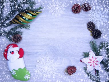 Noel arka plan ve köknar dalı bezemeli eski ahşap tahta kopya alanı ışıkları garland kar