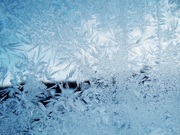 雪花冰与阳光在冬天窗户玻璃上的图案 — 图库照片