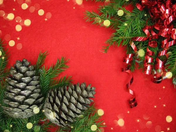 Різдвяний Фон Конуси Прикраси Ялиновими Гілками Червоній Дошці — стокове фото