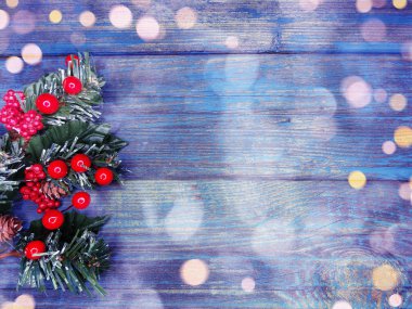 Noel arka plan köknar ağacı dalı koniler ve ahşap mavi Yönetim Kurulu kar