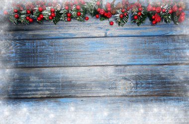 Noel arka plan köknar ağacı dalı koniler ve ahşap mavi Yönetim Kurulu kar