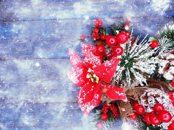 Weihnachten Hintergrund Tannenzweig Mit Zapfen Und Schnee Auf Blauem Holzbrett — Stockfoto