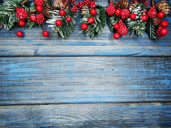 Fundo Natal Ramo Abeto Com Cones Neve Placa Azul Madeira — Fotografia de Stock