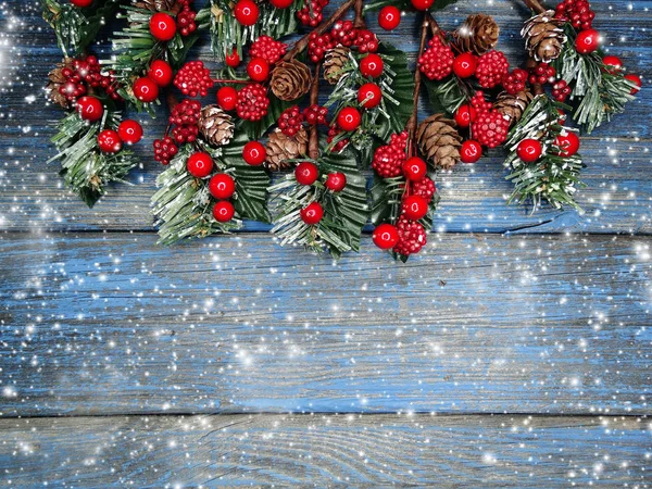 Weihnachten Hintergrund Tannenzweig Mit Zapfen Und Schnee Auf Blauem Holzbrett — Stockfoto