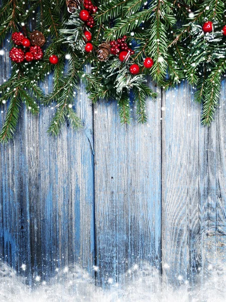 Navidad Fondo Abeto Rama Con Conos Nieve Tablero Azul Madera — Foto de Stock