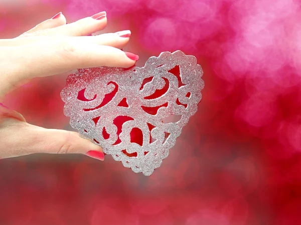 Vrouw Hand Met Hart Love Valentijnsdag Bokeh Vervaagt Glanzende Achtergrond — Stockfoto