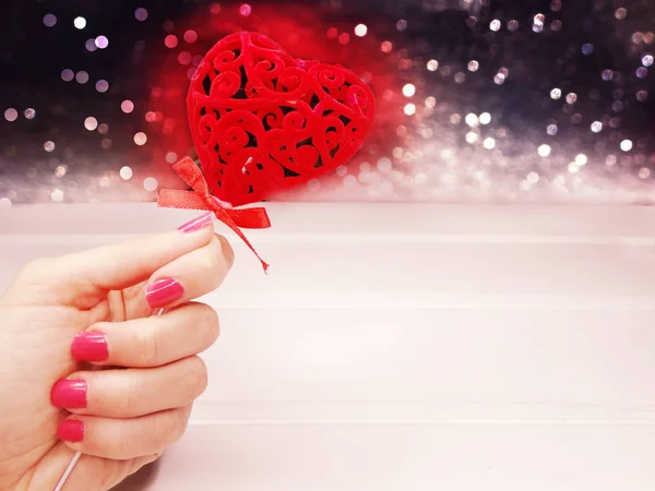 Kvinnas Hand Med Hjärta Älskar Alla Hjärtans Dag Bokeh Suddar — Stockfoto