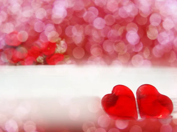 Хрустальная Жемчужина Два Рубиновых Сердца Цветы Розы Любят День Святого — стоковое фото