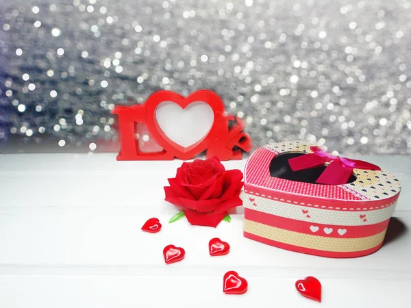 Amor Día San Valentín Caja Regalo Con Corazones Levantó Sobre —  Fotos de Stock