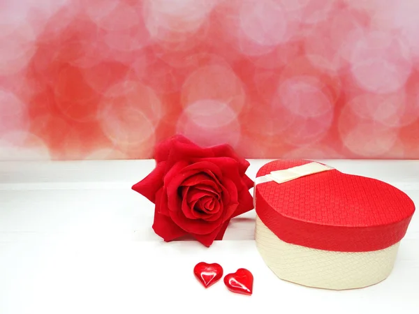 Liebe Valentinstag Geschenkbox Mit Herzen Stieg Auf Glänzendem Hintergrund — Stockfoto