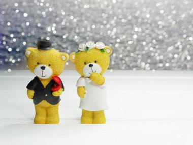 Düğün tebrik kartı kompozisyon ile kalpleri hediye kutusu oyuncak ayılar nişanlısı gelin ahşap arka plan üzerinde seviyorum