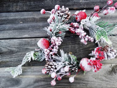 ahşap tahta üzerinde koni ler ve kar ile noel arka plan köknar ağacı dalı