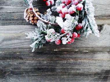 ahşap eski tahta üzerinde koni ler ve kar ile noel arka plan köknar ağacı dalı