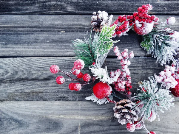 Jul Bakgrund Fir Trädgren Med Kottar Och Snö Blå Träskiva — Stockfoto