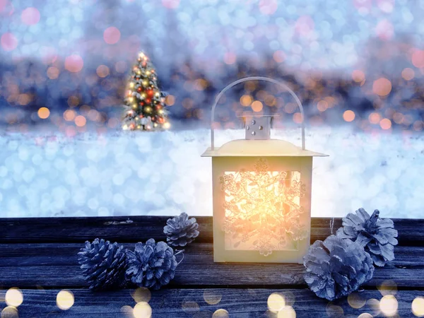 Christmas Lantern Tree Nyår Lights Vinter Bakgrund Med Garland Bokeh — Stockfoto