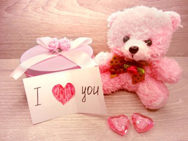 Sevgililer günü kalpleri hediye kutusu oyuncak ayı ahşap arka plan üzerinde ile kompozisyon seviyorum