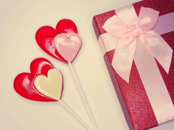 爱情人节心礼品盒棒棒糖和贺卡 — 图库照片