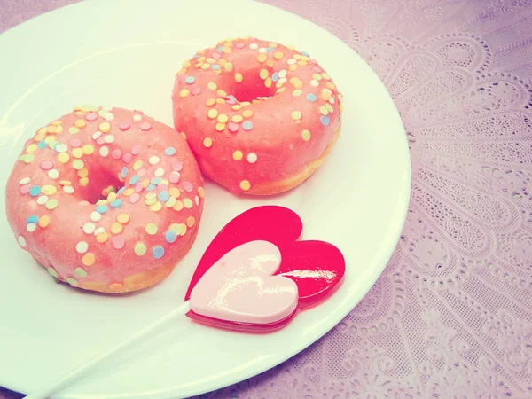 День Закоханості Шоколадні Пончики Серцем Льодяник Рожевому Фоні — стокове фото