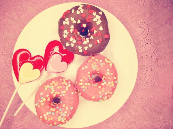 День Закоханості Шоколадні Пончики Серцем Льодяник Рожевому Фоні — стокове фото
