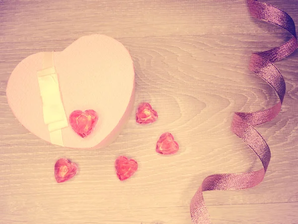 Liebe Valentinstag Geschenkbox Mit Herzen Auf Glänzendem Hintergrund — Stockfoto