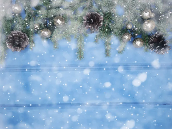 Fondo de invierno con ramas de abeto conos y nieve — Foto de Stock