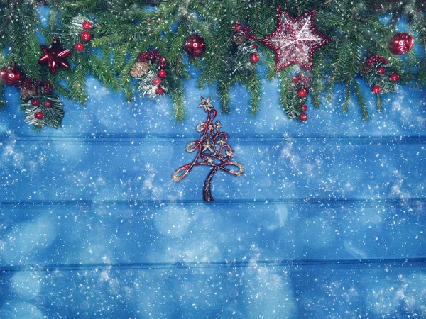 冬季背景与冷杉树枝装饰和雪 — 图库照片